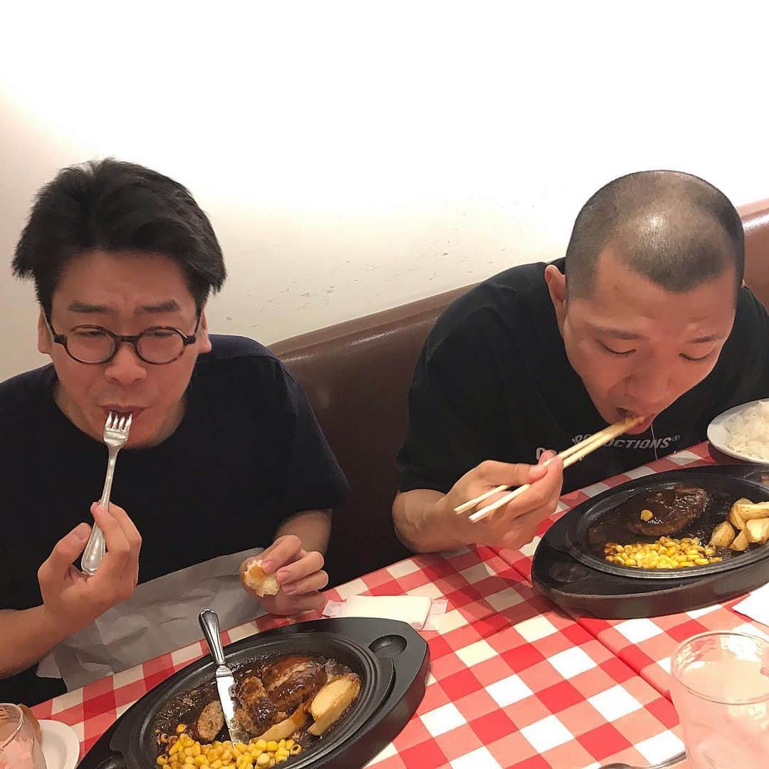 高見雄登のインスタグラム：「ひさしぶりに浦井と会って3人でハンバーグ食べてきました。おいしかったです！ #食事中#食後#食後後 #男性ブランコ#浦井 #ヒガシ逢ウサカ #ハンバーグ#キングオブコント #2019#夏」