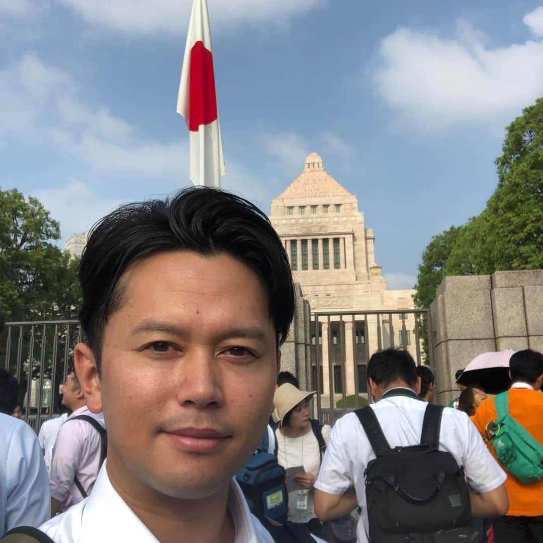 八木隆太郎さんのインスタグラム写真 - (八木隆太郎Instagram)「‪初の国会取材🎤スーツを着ながらの猛暑は汗が止まらない😅 今日の東京は34.9度。北海道も猛暑で慣れていた気がしてましたが、また一段と暑かった。 ‬さて、取材では北海道選出の議員のみなさん、力強く意気込みを語ってくれました。‬朝8時の開門とともに、順に入ってくる議員を取り囲む、マスコミの数で注目の高さがわかります。 高橋はるみさんもすごかったけれど、 れいわ新撰組の2人が来たときは身動きとれませんでした💦 すごかった。 ‪そして、鈴木宗男さんは娘の貴子さんと登院。‬ ‪9年ぶりの国政での宗男節は健在でした💪‬ ‪このあとは宗男さんの仕事場、‬ ‪参議院会館におじゃまして中継させていただきます！‬ #uhb ‪#みんテレ‬」8月1日 16時52分 - ryutaroyagi0414