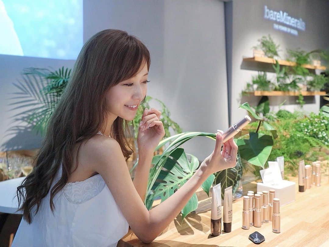 池田るりさんのインスタグラム写真 - (池田るりInstagram)「ベアミネラルの新商品ローンチパーティーへ✨ . ミネラルコスメのパイオニア「ベアミネラル」から今日8月1日（木）に新発売となる、うる密肌仕上げの水感スティック ファンデ “CR ハイドレイティング ファンデーション スティック”を体験してきました。 . 水系成分を30%以うえ含んでいるのでみずみずしさあふれる潤い♡ カバー力もあるのに素肌感も損なわずとっても綺麗な仕上がりでした✨ . ノンケミカル処方で紫外線によるダメージから肌をやさしくパワフルに保護してくれるから安心して使えるのも魅力的です✨ . . #みずごこちファンデ　#CRスティック　#スティックファンデーション　 #クリーンビューティー　#CRスティックローンチイベント　#ベアミネラル  #新作コスメ　#ヘイリービーバー」8月1日 16時59分 - ruri_ikeda