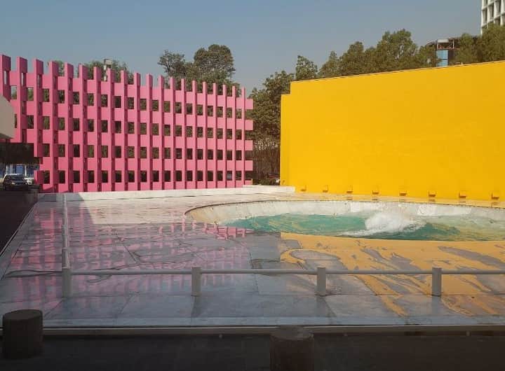 POPEYE_Magazineさんのインスタグラム写真 - (POPEYE_MagazineInstagram)「ルイス・バラガンの次の世代を代表する建築家だったリカルド・レゴレッタ氏が設計した、メキシコのカミノレアルホテルは、1968年のメキシコオリンピックの年にオープンした。ホテルの入り口に広大な噴水があるのだが、観光地にあるような噴水とは異なり、中心を水の渦が激しくうねり、大きな音とともに高く湧き上がるダイナミックなもので、見ていると心がゾワっとしてくる。もちろん宿泊をすすめるが、噴水を見るだけでもぜひ。#popeyemagazine　#vivamexico」8月1日 17時00分 - popeye_magazine_official