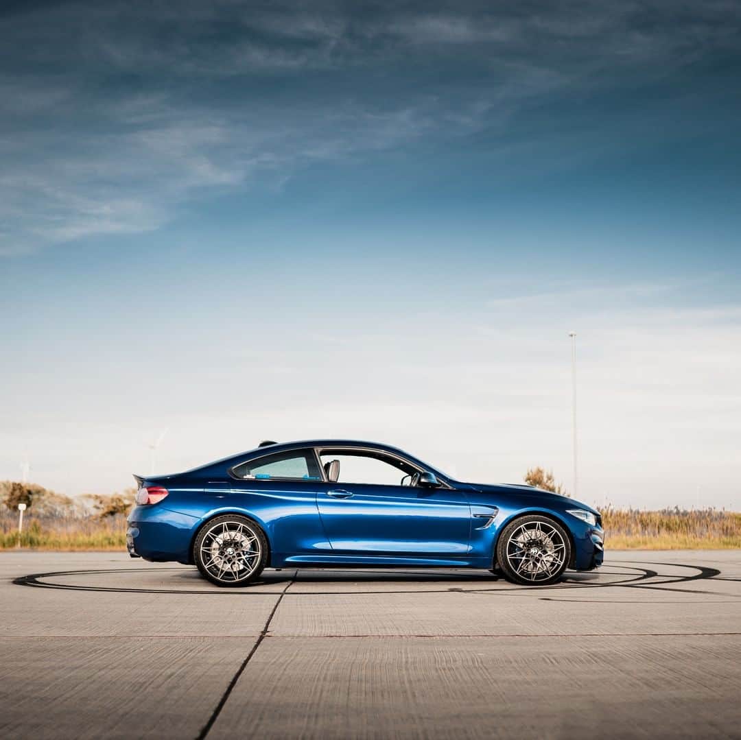 BMWのインスタグラム：「Donuts for breakfast? The BMW M4 Coupé. #TheM4 #BMW #M4 #BMWM #BMWrepost @sanmarino_m4 @mr.revmatch __ BMW M4 Coupé: Fuel consumption in l/100 km (combined): 10.0 (9.3). CO2 emissions in g/km (combined): 227 (213). The figures in brackets refer to the vehicle with seven-speed M double-clutch transmission with Drivelogic. The values of fuel consumptions, CO2 emissions and energy consumptions shown were determined according to the European Regulation (EC) 715/2007 in the version applicable at the time of type approval. The figures refer to a vehicle with basic configuration in Germany and the range shown considers optional equipment and the different size of wheels and tires available on the selected model. The values of the vehicles are already based on the new WLTP regulation and are translated back into NEDC-equivalent values in order to ensure the comparison between the vehicles. [With respect to these vehicles, for vehicle related taxes or other duties based (at least inter alia) on CO2-emissions the CO2 values may differ to the values stated here.] The CO2 efficiency specifications are determined according to Directive 1999/94/EC and the European Regulation in its current version applicable. The values shown are based on the fuel consumption, CO2 values and energy consumptions according to the NEDC cycle for the classification. For further information about the official fuel consumption and the specific CO2 emission of new passenger cars can be taken out of the „handbook of fuel consumption, the CO2 emission and power consumption of new passenger cars“, which is available at all selling points and at https://www.dat.de/angebote/verlagsprodukte/leitfaden-kraftstoffverbrauch.html.」