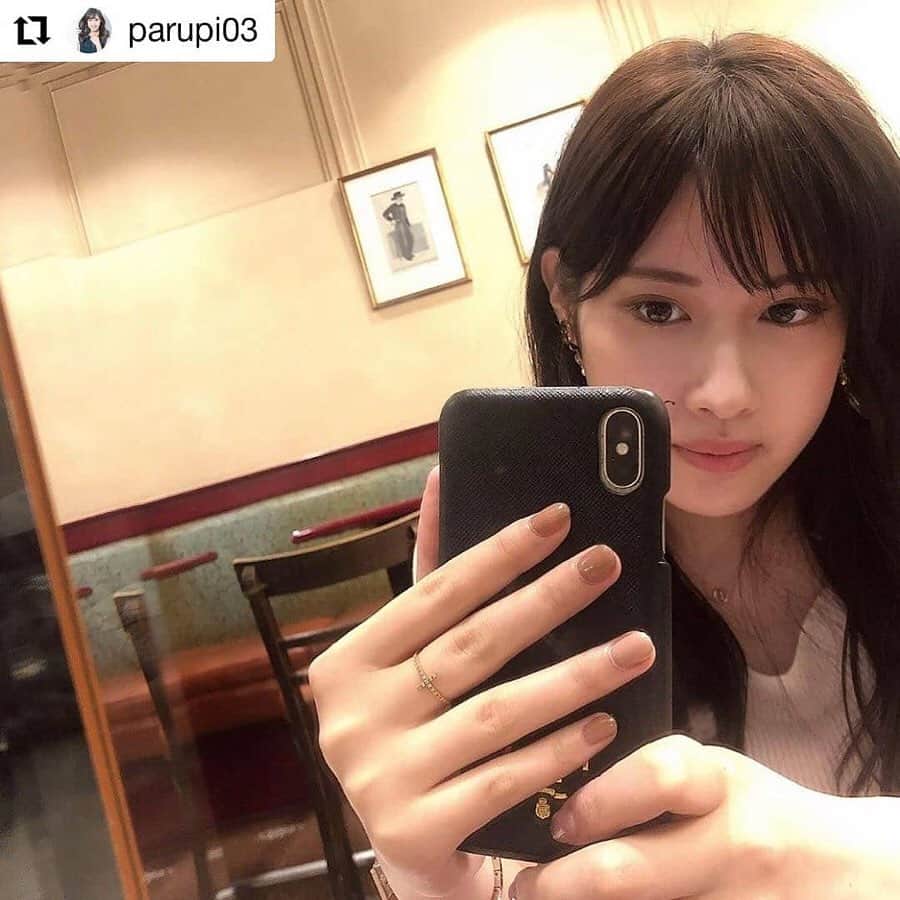 のインスタグラム：「⠀ Ray専属読者モデル・プリ♥クラの曽我部 春華さん(@parupi03)が、⠀ 新シリーズ『ネイルホリック24_7』の #BE382 #BE383 をご紹介してくれました💕⠀ ⠀ Rayとのキャンペーンも実施中！⠀ 詳しくはRay公式アカウント(@ray.magazine)をチェック✨⠀ ⠀ ・・・⠀ ⠀ ⠀ 7/16発売のネイルホリック24＿7を使ってみました！すごく塗りやすくて持ちが良い！！ 私はBE382とBE383でベージュ系のワントーンにしてみました！　ベージュにもいろんなトーンがそろってるから組み合わせても可愛い♥ 普段はジェル派だけど、たまに爪をお休みさせるのにもいいかも。🙆‍♀️ . . #nailholic #nailholic24_7 #ネイルホリック #nailstagram #セルフネイル#pr」