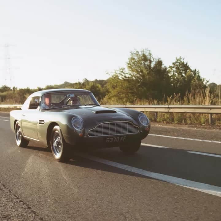 ハケットのインスタグラム：「Join us this weekend at Goodwood Breakfast Club's Classic Car Sunday. We will be heading to Goodwood to marvel at some stunning classic cars in some excellent company, all with a cup of tea and bacon roll in hand! A pretty perfect way to spend a Sunday!  #hackett #goodwoodbreakfastclub @goodwoodrrc」