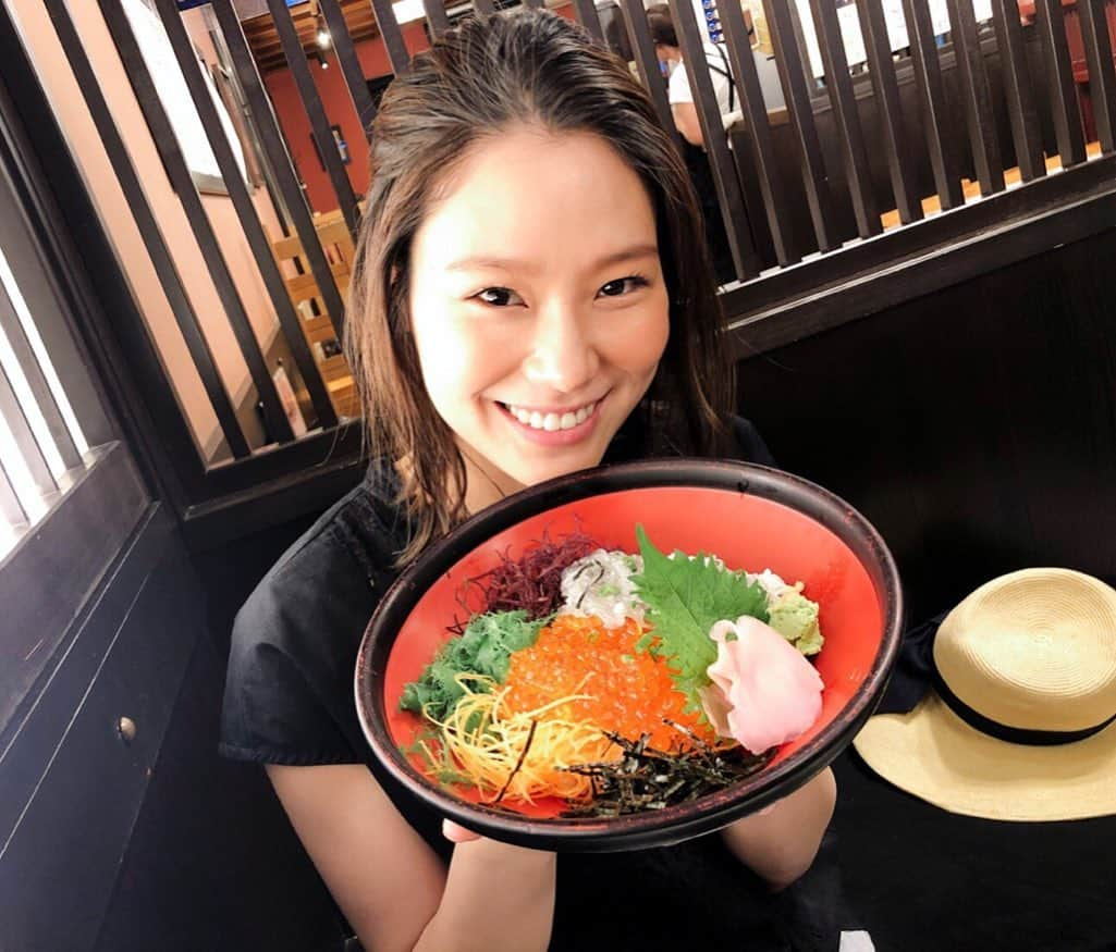 工藤采佳さんのインスタグラム写真 - (工藤采佳Instagram)「名物しらす丼🐟✨ 着いてすぐに腹ごしらえ🤤💕 しらす＆いくら丼としらすのかき揚げ。 そしてかわはぎのお刺身1匹🐟 目の前で泳ぐかわはぎを調理しとるけん もう鮮度が良すぎてぷりっぷり！ 残った部分はお味噌に。 なんとお店からのサービス！😍 食いしん坊には大大大満足でした✨ ごちそうさまでした🙏💕*ﾟ 江の島投稿！続きはまた明日...👋🏻 . . . . . . . . #名物#しらす丼#しらす#いくら#かき揚げ#刺身#食いしん坊#笑#食#グルメ#江ノ島#ランチ#幸せ#美味しい#海の幸#魚#絶品#かわはぎ#味噌汁#サービス#旅#trip#japan#food#instafood#foodphoto#gourmet#smile#smilephoto#instasmile」8月1日 17時02分 - kudo__ayaka