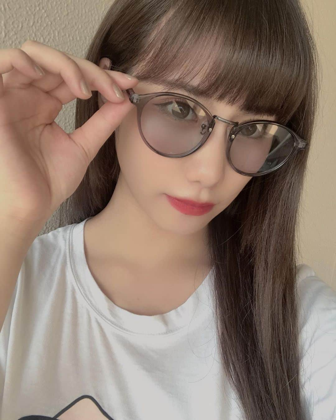 石田優美さんのインスタグラム写真 - (石田優美Instagram)「﻿ ﻿ ﻿ ﻿ 夏は日差しが凄いし目から紫外線が入って﻿日焼けするとも聞くからサングラス着用必要だね🕶﻿ ﻿ ﻿ ずっと薄いサングラス欲しかったので﻿GET出来ました🖤﻿ ﻿ ﻿ ﻿ #サングラス  #🕶」8月1日 17時06分 - yu_mi_1012