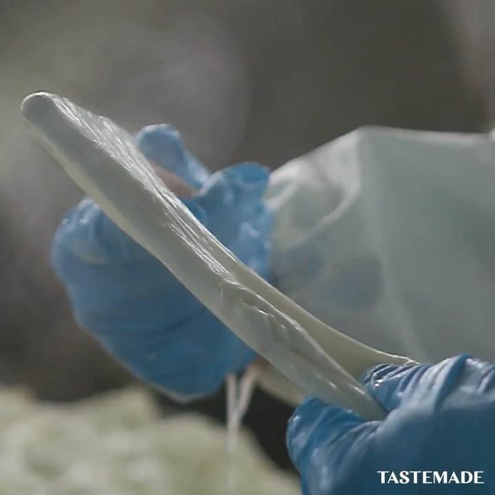 のインスタグラム：「【TASTEMADEワールドツアー✈️】イタリアのモッツァレラチーズはこんなかんじ🧀⁠⠀ 店名: Mozzarella di Bufala⁠⠀ ⁠⠀ #tastemade #tastemadejapan #travel #worldtour #cheese #mozzarella  #italiancheese #Italy ⁠⠀ ⁠⠀ #テイストメイド #トラベル #海外旅行 #チーズ #イタリア #モッツァレラチーズ #イタリアチーズ #とろとろ #もちもち⁠⠀ ⁠⠀ #テイストメイドジャパン をつけて投稿してね」