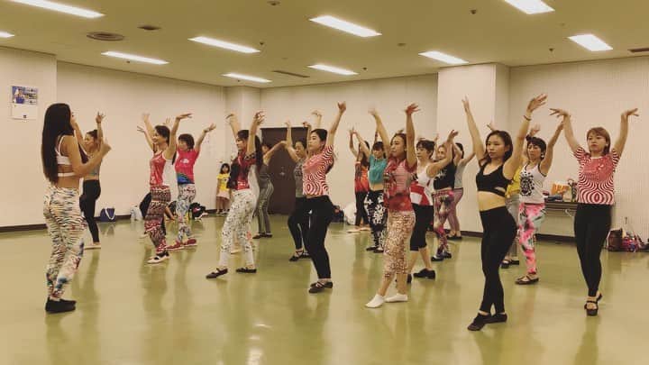 のインスタグラム：「MEGUサンバダンスレッスン🌻  サンバは激しく踊るイメージだとは思いますが🎶この間のレッスンは、激しさだけで無くしなやかに👗✨ 丁寧に魅せる為にしっとりした曲でレッスン👑 ． ． #MEGUサンバダンスレッスン  #SAMBA #サンバ #dance #ダンス #習い事 #brasil #brazil  #summer #diet #くびれ #有酸素運動 #training #good #hip #body #bodymake #lesson #腹筋 #背筋  #megumikudo #工藤めぐみ」