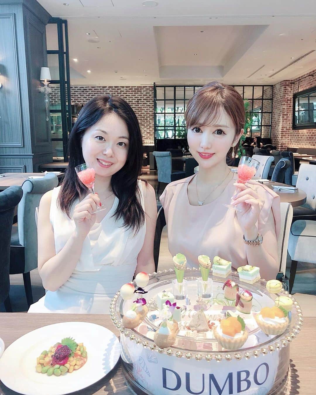 関有美子のインスタグラム：「💕💕💕💕 . 先日ananの取材などで仲良くなった 恋愛&美容ライターの @mitsueyasuda1202 さんと @stringsomotesandoh のアフタヌーンティーへ🎂 . . 美容に効く食材の アフタヌーンティーで お肌や体のことを考えられた 女性には嬉しいとっても可愛いコースでした😍 . . 安田さんとは何度ランチしても お互い考え方が似ていて 話していてしっくりきて 波長が近いなぁと感じます✨ 大人になってからというもの、 本当に周りの人達に恵まれていて 素敵な友達の輪が どんどん広がっていて 繋がっていくご縁に 感謝しかありません。 . . 私も素敵な大人になれるよう 精進せねば！ . . #ストリングス#アフタヌーンティー#美容ライター#恋愛ライター」