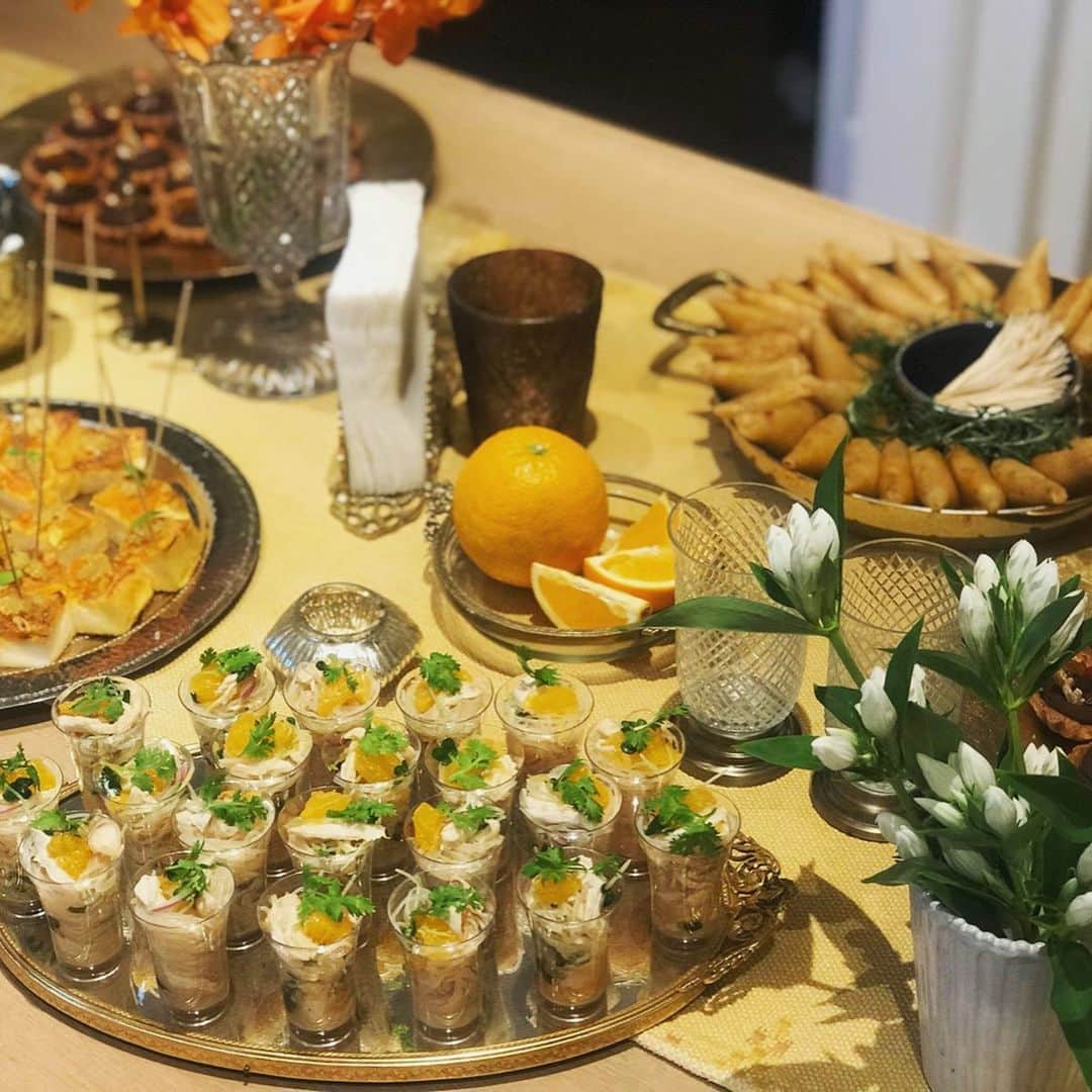 松見早枝子さんのインスタグラム写真 - (松見早枝子Instagram)「昨日は、中目黒にあるAtelier SABONにて開催された、SABON のパーティーの料理を作らせていただきました(^^) ・ お料理は、今日(8/1)発売の新商品の香り、“ジンジャーオレンジ”をテーマに５品。 ・ ■ジンジャーオレンジのチャイニーズチキンサラダ ・ ■ジンジャーオレンジポークと野菜のラップサンド ・ ■ジンジャーオレンジスパイシーカレーのサモサ ・ ■ジンジャーオレンジの一口フレンチトースト ・ ■豆のカカオジンジャーオレンジクリームのタルト ・ 食材は、可能な限りオーガニックのもので(^^) ・ ラップサンドのトルティーヤ生地も、タルト生地も、クリームに使ういんげん豆の裏ごしも、何度目かわからなくなるくらい作ったなぁ。。(笑) ・ 今回は、人気の定番の香り #ジンジャーオレンジ に、新たなラインナップがたくさん仲間入り！ ・ さわやかでスパイシーで、少しオリエンタルなセクシーさがありながら、ユニセックスな雰囲気もある魅力的な香り。 ・ 思えば、一番はじめに買ったシャワーオイル(ボディ&ハンドソープ)もこの香りだったなぁ。。 ・ 夏のバカンスや遊びの時にぴったりで、まさに今すごく気分！大好きな香りです❤︎ ・ ・ #sabon #sabonjapan #サボン #サボンパーティ #アトリエサボン #sabonparty #ateliersabon #ケータリング#フィンガーフード #fingerfood #fingerfoods #粮理家 #ウェルネスフードスタイリスト #松見早枝子 #wellnessfoodstylist #saekomatsumi」8月1日 17時10分 - saekomatsumi