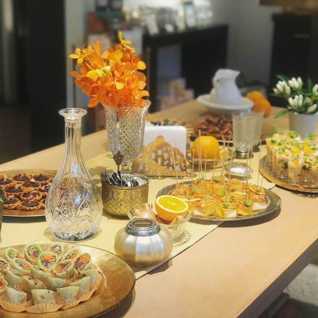 松見早枝子さんのインスタグラム写真 - (松見早枝子Instagram)「昨日は、中目黒にあるAtelier SABONにて開催された、SABON のパーティーの料理を作らせていただきました(^^) ・ お料理は、今日(8/1)発売の新商品の香り、“ジンジャーオレンジ”をテーマに５品。 ・ ■ジンジャーオレンジのチャイニーズチキンサラダ ・ ■ジンジャーオレンジポークと野菜のラップサンド ・ ■ジンジャーオレンジスパイシーカレーのサモサ ・ ■ジンジャーオレンジの一口フレンチトースト ・ ■豆のカカオジンジャーオレンジクリームのタルト ・ 食材は、可能な限りオーガニックのもので(^^) ・ ラップサンドのトルティーヤ生地も、タルト生地も、クリームに使ういんげん豆の裏ごしも、何度目かわからなくなるくらい作ったなぁ。。(笑) ・ 今回は、人気の定番の香り #ジンジャーオレンジ に、新たなラインナップがたくさん仲間入り！ ・ さわやかでスパイシーで、少しオリエンタルなセクシーさがありながら、ユニセックスな雰囲気もある魅力的な香り。 ・ 思えば、一番はじめに買ったシャワーオイル(ボディ&ハンドソープ)もこの香りだったなぁ。。 ・ 夏のバカンスや遊びの時にぴったりで、まさに今すごく気分！大好きな香りです❤︎ ・ ・ #sabon #sabonjapan #サボン #サボンパーティ #アトリエサボン #sabonparty #ateliersabon #ケータリング#フィンガーフード #fingerfood #fingerfoods #粮理家 #ウェルネスフードスタイリスト #松見早枝子 #wellnessfoodstylist #saekomatsumi」8月1日 17時10分 - saekomatsumi
