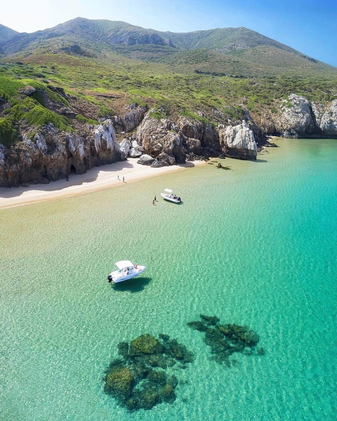 bestvacationsさんのインスタグラム写真 - (bestvacationsInstagram)「Tag who you’d explore with! Crystal clear 💦 in Italy! By @marklions #BestVacations . Since I was a child, my mother always told me she wanted to take me here and for us to visit. I think it’s time to go!」8月1日 17時14分 - bestvacations