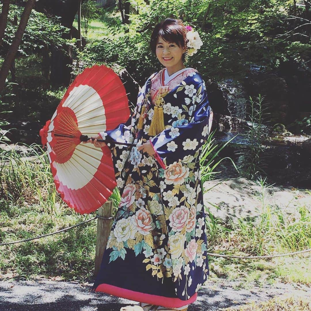 石榑亜紀子さんのインスタグラム写真 - (石榑亜紀子Instagram)「整理してたら出てきた 3年前の前撮り写真 お恥ずかしながら… 楽しかった思い出のひとコマです✨  #3年前 #前撮り この日も暑かった💦訳ありで夫なしで撮影（笑）この時は姉が妊娠中🤰3年ってすごい #wedding  #weddingdress #dress #diary #ステラデリベロ #stelladelibero #jillbyjillstuart #ジルスチュアートドレス #結婚式前撮り #洋装 #和装 #みつもとウエディング #みつもと #六華苑 #六華苑前撮り ちょっと笑える #思い出 #記録 #過去pic #前撮りドレス #前撮り撮影 #ランナー #走る気象予報士 #アスリートフードマイスター2級 #新米ママ #生後2カ月 の #息子くん はまだ爆睡中😴 #お腹すいた 17時台になると夕飯食べたくなる #産後ダイエット しなきゃ💨しよう💨💨」8月1日 17時17分 - guregure_46