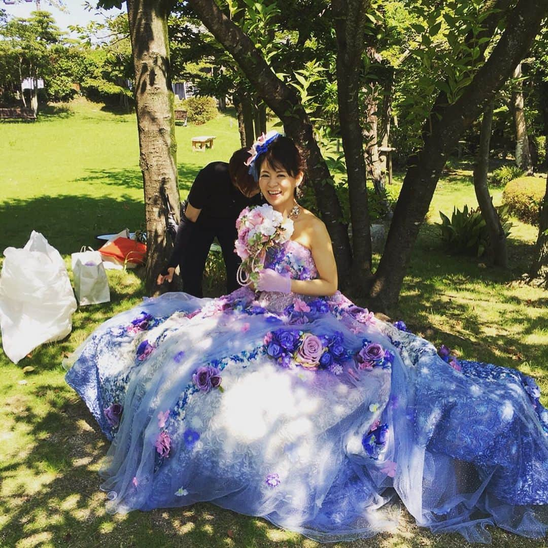 石榑亜紀子さんのインスタグラム写真 - (石榑亜紀子Instagram)「整理してたら出てきた 3年前の前撮り写真 お恥ずかしながら… 楽しかった思い出のひとコマです✨  #3年前 #前撮り この日も暑かった💦訳ありで夫なしで撮影（笑）この時は姉が妊娠中🤰3年ってすごい #wedding  #weddingdress #dress #diary #ステラデリベロ #stelladelibero #jillbyjillstuart #ジルスチュアートドレス #結婚式前撮り #洋装 #和装 #みつもとウエディング #みつもと #六華苑 #六華苑前撮り ちょっと笑える #思い出 #記録 #過去pic #前撮りドレス #前撮り撮影 #ランナー #走る気象予報士 #アスリートフードマイスター2級 #新米ママ #生後2カ月 の #息子くん はまだ爆睡中😴 #お腹すいた 17時台になると夕飯食べたくなる #産後ダイエット しなきゃ💨しよう💨💨」8月1日 17時17分 - guregure_46