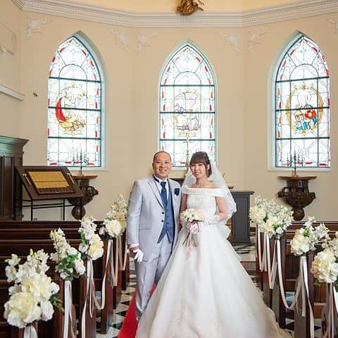 ホテルモントレウェディング【公式】 のインスタグラム：「♥ ￣￣￣￣￣￣￣￣￣￣ @montereyweddingをフォローして 『 #モントレ花嫁 』『 #ホテルモントレ』の タグをつけて投稿してくださいね＊*. . ホテルモントレ ラ・スール大阪 @lasoeurosaka_weddingの #卒花嫁 @_kana_weddingさまより 素敵なお写真をリグラムさせていただきました！ ・ とっても素敵なファミリーウェディング♡ お子様もご一緒に、しっかり撮影を ご希望の方には後撮りもおススメです✧* ・ ◆ホテルモントレ公式HPはこちら* https://www.monterey-wedding.jp ・ #モントレ #モントレ花婿  #プレ花嫁 #卒花 #marry花嫁 #dressy花嫁 #farnyレポ #プラコレ ﻿#maricuru #dressy花嫁 #日本中のプレ花嫁さんと繋がりたい #ウエディングニュース #flower #ウェディングドレス #dress #結婚式 #披露宴 #結婚式場 #2019年秋婚 #2019年冬婚 #ホテルモントレラスール大阪  #ラスール大阪 #大阪 #挙式 #ceremony #チャペル #教会式」