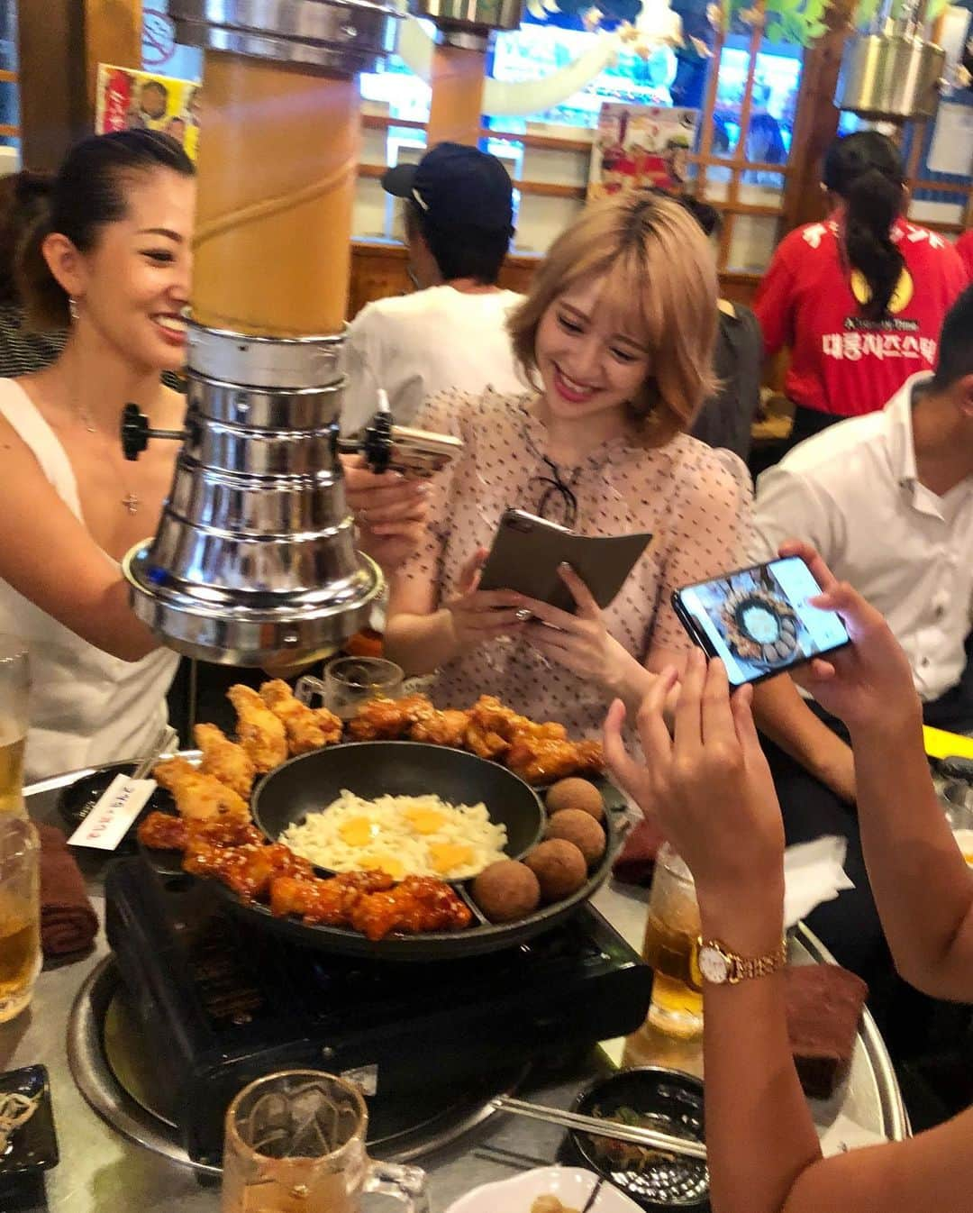 新部宏美さんのインスタグラム写真 - (新部宏美Instagram)「新大久保で韓国料理堪能🧡 #デジニランド で流行りの#ufoチキン と#チーズボール たべたー😍❤️🧀👽💫💫 みんなでわいわい楽しい時間でしたっ😚 * * 新大久保いくと、目撃しましたーっていつもメッセージもらうんだけど、プライベートだったから声かけませんでしたとか、写真撮りたかったです！とか送ってくれて、、、みんなとても気遣いが素晴らしい方々で嬉しくなりました🥺🥺🥺 次の予定などでバタバタしてたりすっぴんだったりじゃなければ是非声かけてください🥰つぎは一緒に写真撮りましょう❣️」8月1日 17時31分 - piromin_1202