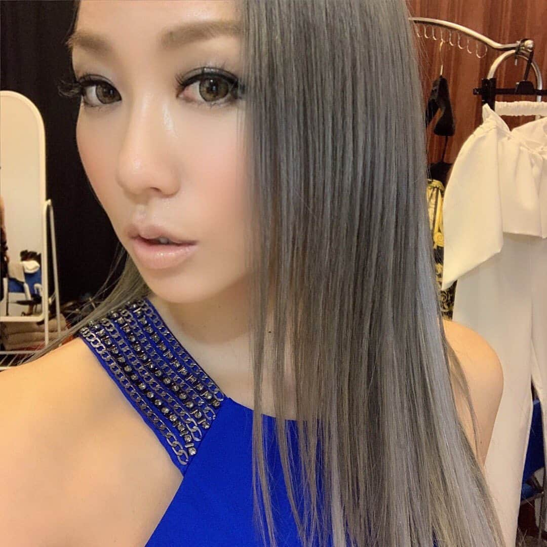 倖田來未さんのインスタグラム写真 - (倖田來未Instagram)「ベトナムで開催された「ASEAN-Japan Music Festival」の歌唱前に、レセプションに出席させて頂きました。﻿ ﻿ 30年間の杉さんの慈善活動。﻿ 一言では表しきれませんが、﻿ ここまで行動に起こし、結果を出し続けていること。本当にすごいです。﻿ 学校を作ったり、病院を作ったり。ベトナムの子供達へ鶏や豚を飼って飼育して、売ったり、食べたりしなさいと、文化やノウハウを伝え、食生活なども豊かになるように、務め続けてらっしゃいます。﻿ ﻿ 本当に尊敬しましたし、とっても、私自身も、心を動かされました。﻿ ﻿ 私もこうして、歌を通して今回、文化交流もそうですし、このような素敵な音楽祭に参加させて頂き﻿ 本当に幸せでした。﻿ ありがとうございました。﻿ ﻿ #asean #vietnam #japan #vtv #japanmusicfestival2019 #hanoi #杉良太郎 さん #atsushi さん #三浦大知 さん#倖田來未 #kodakumi」8月1日 17時22分 - kodakumi_official