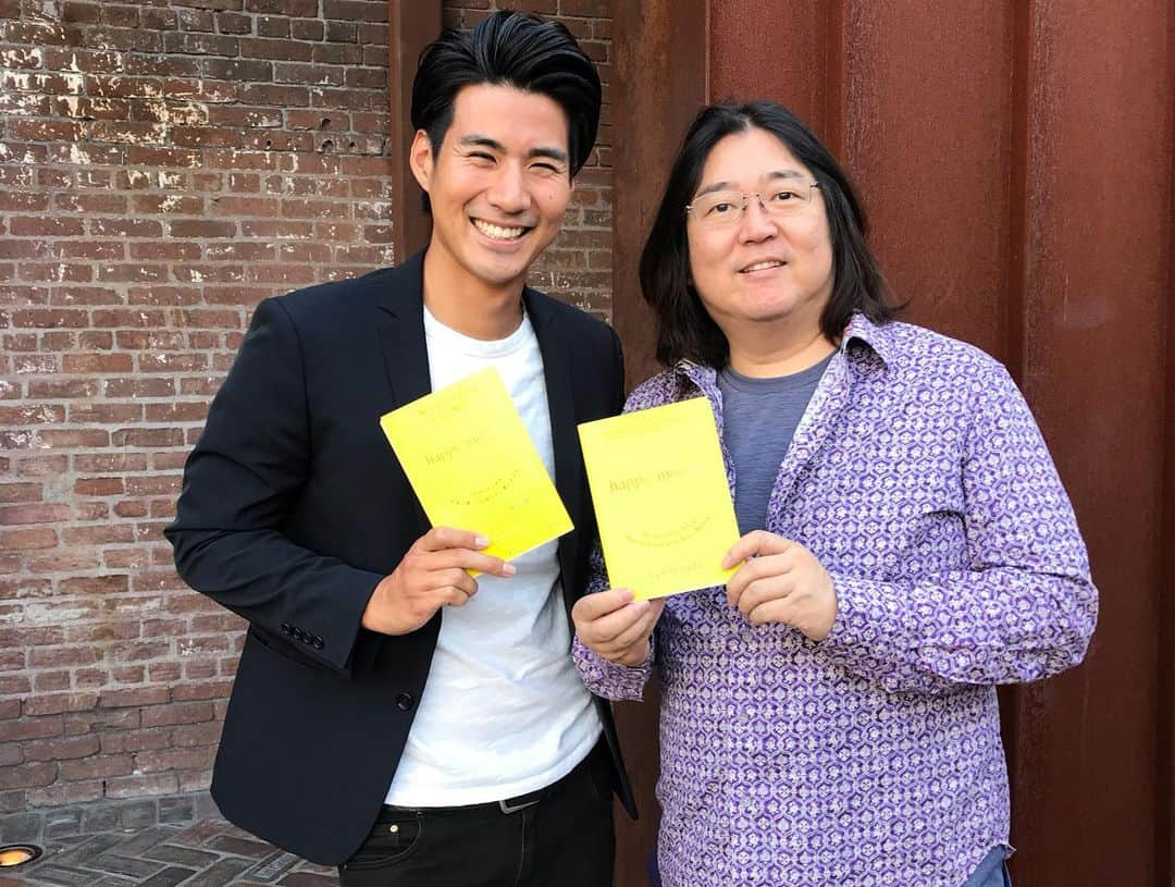 玉城大志のインスタグラム：「Met up with my mentor @happykenhonda in Los Angeles😆 . Ken made a great impact on my life. He just published this eye-opening book called “Happy Money”. I highly recommend you check it out. . Fun fact: the idea of a love worth dying for came from his previous publication 🧐 . 作家の本田健さんとロサンゼルスで再会‼️ . 学生の頃からお世話になってます。 実は「死ぬほどの恋」は本田健のさんの著書「20代にしておきたい17のこと」から来てます👍笑 . 新著「Happy Money」ぜひ読んで下さい😁 . #happymoney #kenhonda #本田健 #losangeles #再会」