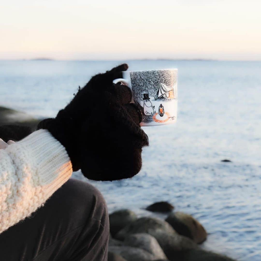 ムーミンさんのインスタグラム写真 - (ムーミンInstagram)「👋Arabia has released a sneak peek to a new heartwarming Moomin mug based on the beloved book ”Moominpappa at Sea”! 😍 The mug is called "Sleep Well" and it portrays Moominmamma sleeping tenderly while the unwavering Moominpappa sits through the night by her side after a long journey to the lighthouse island.. 🧡  The new mug is available from Moomin's Day the 9th of August 2019 and for pre-order at Moomin.com NOW! 🧡  Read more: moom.in/sleepwellmug (link in bio)  #moomin #moominofficial #moominbyarabia #moominmug #muumimuki #muminmugg」8月1日 17時33分 - moominofficial