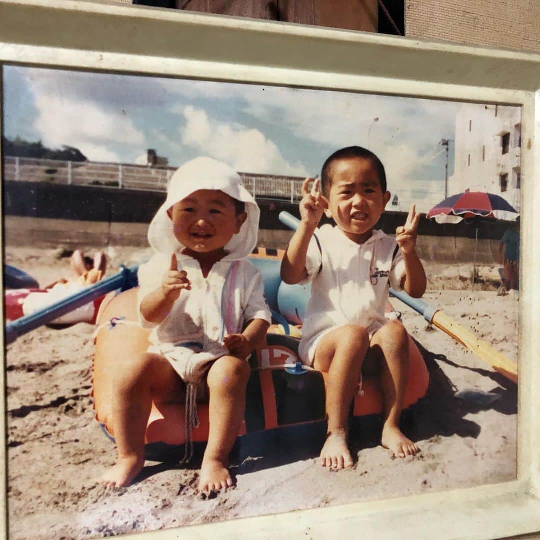 のインスタグラム：「実家に飾られた写真。右が小さい頃の小石田です。左が弟。  #写真 #実家 #家族写真 #兄弟 #小石田純一」