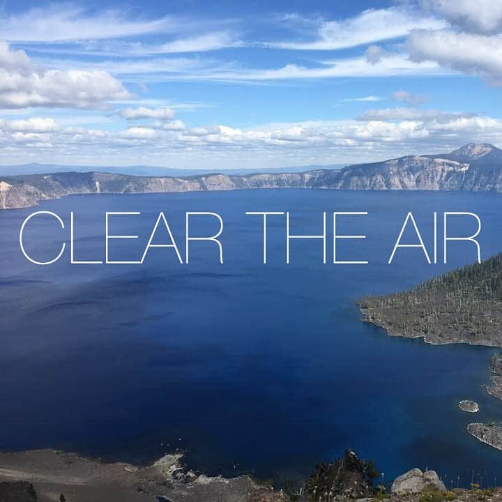 のインスタグラム：「“Clear the air”直訳すると「キレイな空気」となりますが、この言葉を使って、「わだかまりを解く」という意味もあり、そこから「直接会って話し合うこと」というニュアンスも含まれます。 例えば… “You should clear the air itch her before it’s too late.” 「手遅れになる前に、彼女とちゃんと話したほうがいいよ。」 こんな感じ。 使ってみて下さいね。  そして8月1日の今日は『水の日』なんだそう。お水大事にしましょう！ . #usa #america #studyabroad #idioms #phrases #cleartheair #bluesky #beautifulnature #アメリカ #留学 #海外生活 #大自然 #アメリカ生活 #イディオム #英語 #青空 #青色 #空気」