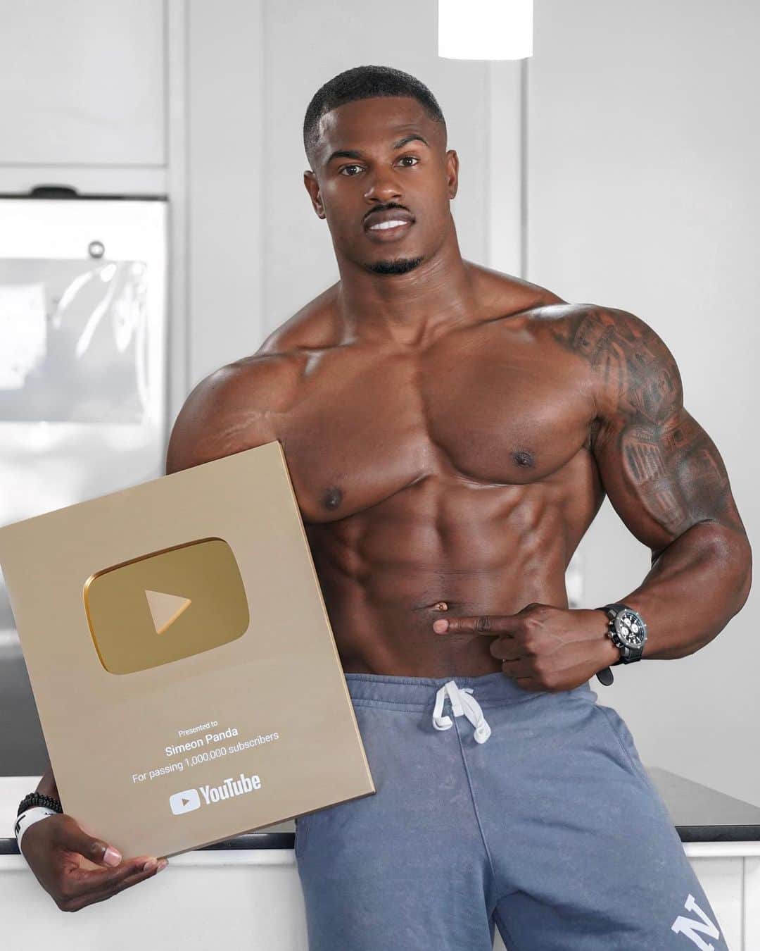 Simeon Pandaさんのインスタグラム写真 - (Simeon PandaInstagram)「Finally received my @youtube Gold Play Button for hitting 1 Million Subscribers 🏆⁣ (Almost at 1.1M now 😅 let’s go! 💪🏾) ⁣ I want to say thank you all my subs and I promise to continue to bring you great informative content 👊🏾⁣ ⁣ ⭐️ IMPORTANT ⭐️⁣ I’m reactivating the discount code: 1M ⁣ for a very limited time! Hit up both SIMEONPANDA.COM & JUSTLIFT.COM while you can 🙌🏾⁣ ⁣ I want to help you train! Visit my YouTube Channel: YouTube.com/simeonpanda for FREE diet tips and training routines, or download programs at SIMEONPANDA.COM⁣⁣⁣⁣⁣ ⁣ #youtube #goldplaybutton #youtube1 Million #1millionYoutube #youtubegold #youtubecreatorawards」8月1日 17時56分 - simeonpanda