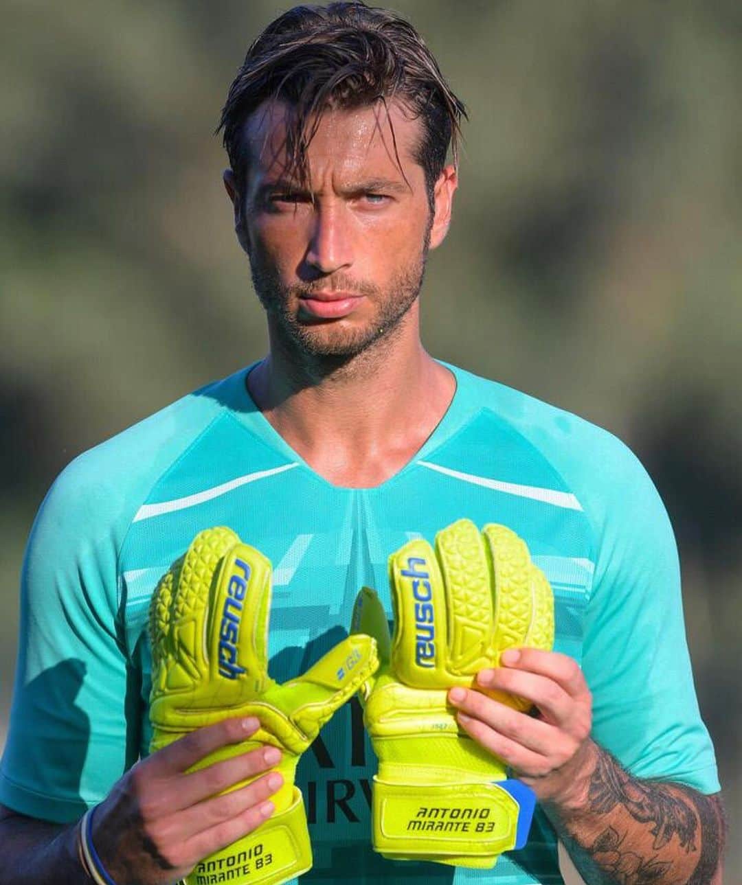 のインスタグラム：「Don’t touch my gloves 🧤 #reusch #preseason #19/20 #asroma」