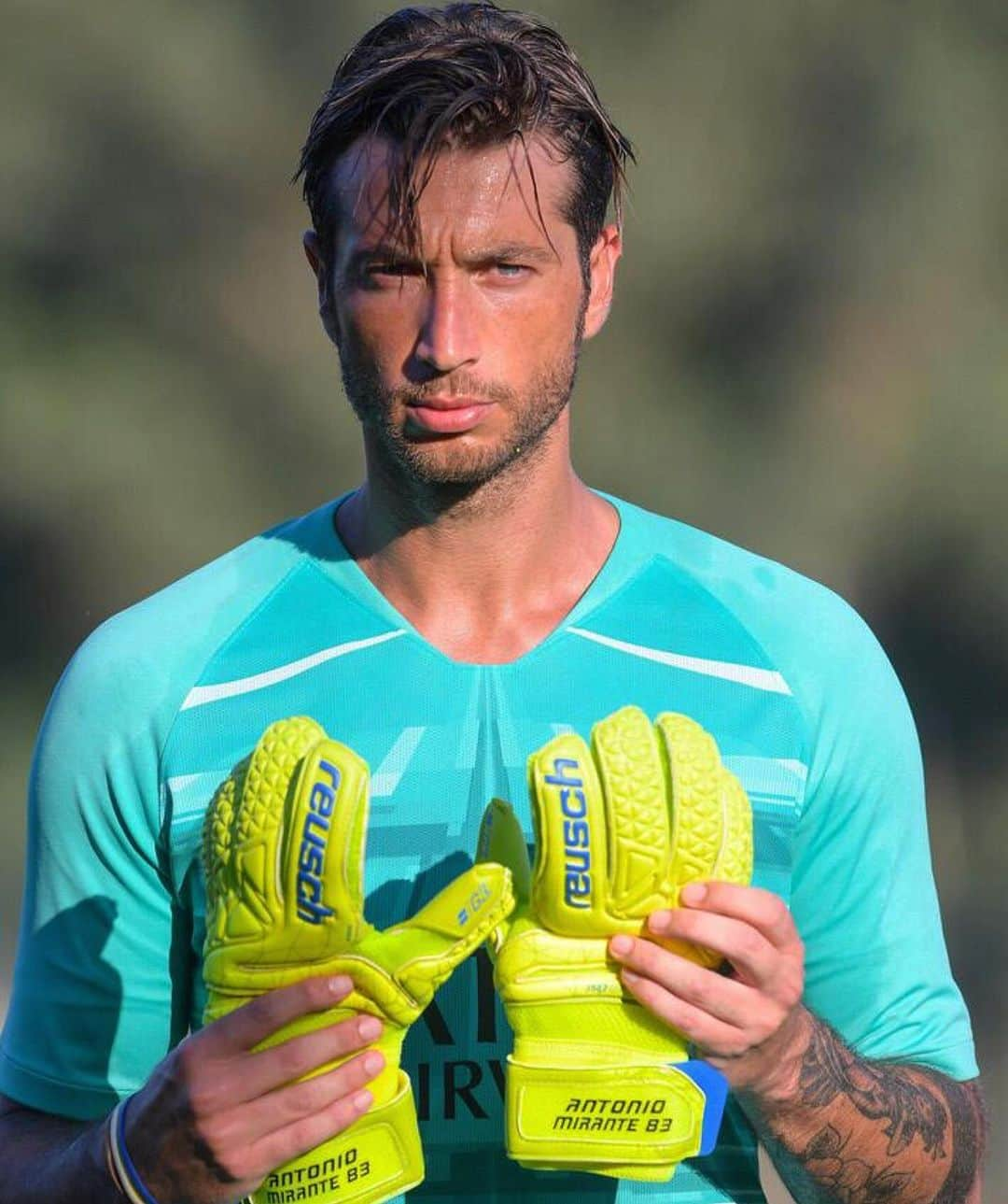 アントニオ・ミランテさんのインスタグラム写真 - (アントニオ・ミランテInstagram)「Don’t touch my gloves 🧤 #reusch #preseason #19/20 #asroma」8月1日 17時54分 - antoniomirante83