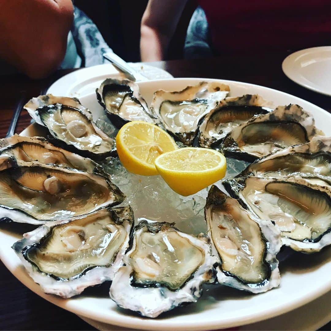 Rie's Healthy Bento from Osloさんのインスタグラム写真 - (Rie's Healthy Bento from OsloInstagram)「When in Scotland, eat oysters as Scotsmen do 🏴󠁧󠁢󠁳󠁣󠁴󠁿 #scotland #oysters #caferoyaledinburgh #instafood #instatravel #seafood  #牡蠣 #生牡蠣 #スコットランド」8月1日 17時55分 - rieshealthycooking