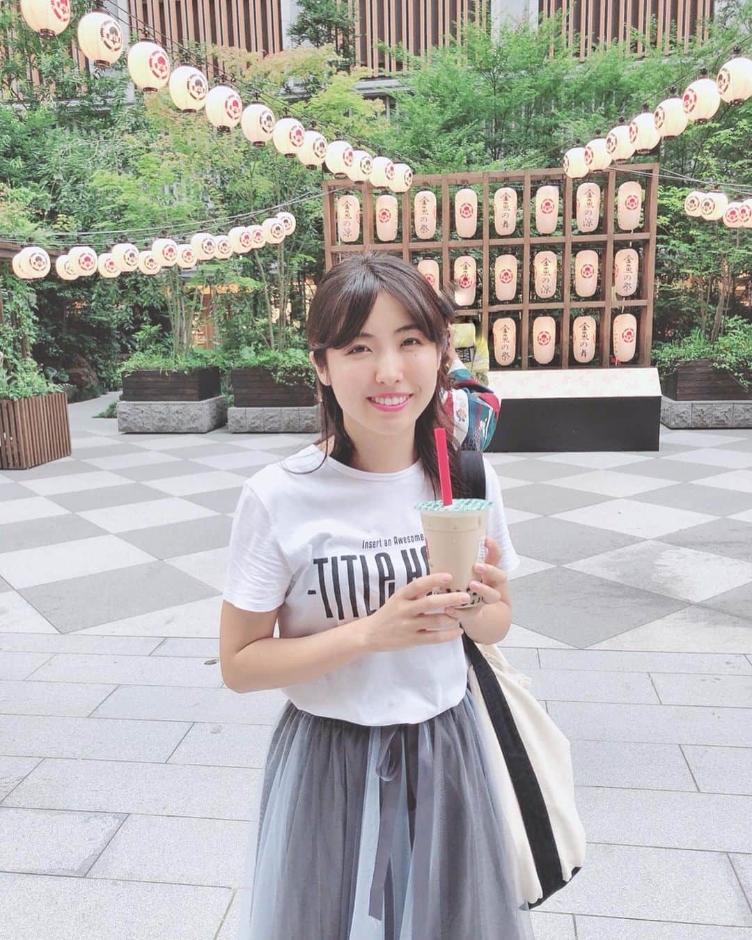 のインスタグラム：「#天気の子 見てきた☀️☁️🌩☔️﻿ ﻿ ﻿ 東京生まれ、東京育ちの私にとって﻿ 新海誠さんの作品は﻿ 慣れ親しんだ場所が﻿ 舞台になっていることが多いです🎬﻿ ﻿ だから人一倍、映画の世界観にダイブしてる﻿ 気がしちゃってます💭﻿ ﻿ ﻿ 新宿をあんなにも美しく描いているの﻿ いつも感動する🥳﻿ ﻿ ﻿ ああ、大学生の頃に﻿ よく行った場所だぁ～﻿ ﻿ 駅のホームの発車音も﻿ ビルの形も﻿ 広告のデザインも﻿ そのまま描かれていたりして﻿ ﻿ ﻿ 現実世界や﻿ 楽しい思い出と﻿ 重ねながら観てるんだ🥰﻿ ﻿ ﻿ #君の名は。 を見た人からすると、﻿ 天気の子の とあるシーンに﻿ もう１回見たくなるような﻿ 仕掛けもあったりして﻿ そこにも注目してもう1回観たいなぁ🥰﻿ ﻿ ﻿ 物語については、あえてここでは触れない(笑)﻿ みんな観た方がいい🥳﻿ ﻿ ﻿ ﻿ コレド室町で映画見たんだけど、﻿ 見終わって外に出たら﻿ 幻想的な雰囲気になってた～﻿ ﻿ この後ラーメン食べに行ったの🍜﻿ 昨日はいい水曜日でした🥳﻿ ﻿ ﻿ ﻿ #映画 #映画鑑賞 #映画好きな人と繋がりたい #新海誠#movie #三越前#コレド室町#映画館#提灯#和#日本#おでかけ#fashion#ootd#japanesegirl #japan#ハーフアップ#黒髪#セミロング#tシャツコーデ  #チュールスカート #フレアスカート#おしゃれ#おしゃれさんと繋がりたい #スニーカー#大人可愛いコーデ」