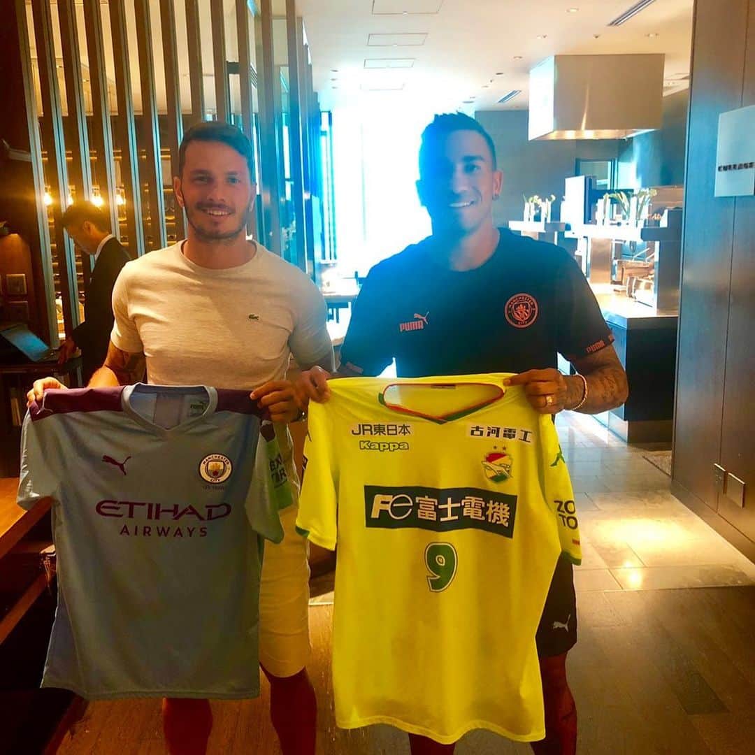 ジェフユナイテッド市原・千葉のインスタグラム：「マンチェスターシティ @mancity 所属でブラジル代表🇧🇷のダニーロ選手 @daniluiz2 とはお互いに元セレソンということで、大の仲良しだというクレーベ選手。 EURO JAPAN CUP2019で来日した際に再会🤝 #jefunited  #ジェフ千葉 #Kléber #Danilo #mancity  #マンチェスターシティ #ブラジル #brazil  #ブラジル代表 #Seleção #selecao」