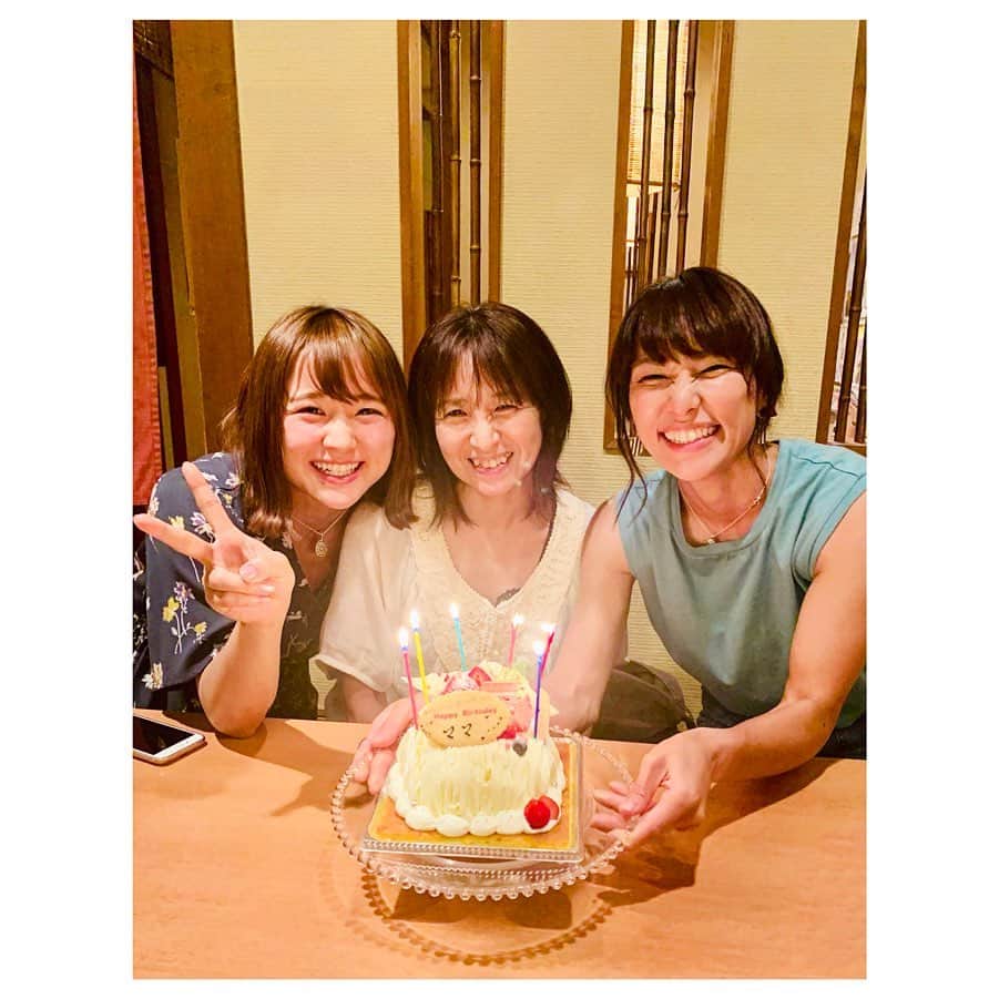 小林由佳のインスタグラム：「Happy Birth Day MOM!♡🎂✦ฺ 2019.07.31 ・ Even we are getting older, We will celebrate your birth day every year!😘🙌🏻 ・ ・ わたしたちが おばさんになって ママがおばーちゃんになっても ママの誕生日は毎年お祝いするよ!♡👵🏻🎂 ・ ・ #誕生日 #偶然にもケーキの名前が #シャモニー🏔笑 #ジャポネールデビュー🍶 #誕生日早々にアポ伝詐欺テスト実施 #うちの母は引っかかりませんでした☎︎笑 #なのでアポ伝しても無駄です無敵です🙅🏻‍♀️ #こばやシスターズ #三姉妹👩🏻👱🏻‍♀️👧🏻 #いつもなにか昔ながらの語録を語る #文系の母 #夜目遠目笠の内 #今回はコレです☝︎」