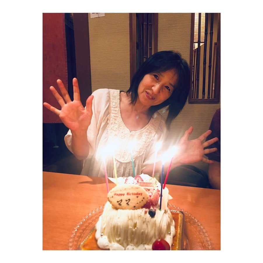 小林由佳さんのインスタグラム写真 - (小林由佳Instagram)「Happy Birth Day MOM!♡🎂✦ฺ 2019.07.31 ・ Even we are getting older, We will celebrate your birth day every year!😘🙌🏻 ・ ・ わたしたちが おばさんになって ママがおばーちゃんになっても ママの誕生日は毎年お祝いするよ!♡👵🏻🎂 ・ ・ #誕生日 #偶然にもケーキの名前が #シャモニー🏔笑 #ジャポネールデビュー🍶 #誕生日早々にアポ伝詐欺テスト実施 #うちの母は引っかかりませんでした☎︎笑 #なのでアポ伝しても無駄です無敵です🙅🏻‍♀️ #こばやシスターズ #三姉妹👩🏻👱🏻‍♀️👧🏻 #いつもなにか昔ながらの語録を語る #文系の母 #夜目遠目笠の内 #今回はコレです☝︎」8月1日 17時59分 - yuca_tan