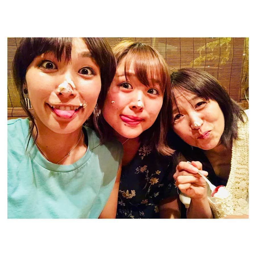 小林由佳さんのインスタグラム写真 - (小林由佳Instagram)「Happy Birth Day MOM!♡🎂✦ฺ 2019.07.31 ・ Even we are getting older, We will celebrate your birth day every year!😘🙌🏻 ・ ・ わたしたちが おばさんになって ママがおばーちゃんになっても ママの誕生日は毎年お祝いするよ!♡👵🏻🎂 ・ ・ #誕生日 #偶然にもケーキの名前が #シャモニー🏔笑 #ジャポネールデビュー🍶 #誕生日早々にアポ伝詐欺テスト実施 #うちの母は引っかかりませんでした☎︎笑 #なのでアポ伝しても無駄です無敵です🙅🏻‍♀️ #こばやシスターズ #三姉妹👩🏻👱🏻‍♀️👧🏻 #いつもなにか昔ながらの語録を語る #文系の母 #夜目遠目笠の内 #今回はコレです☝︎」8月1日 17時59分 - yuca_tan