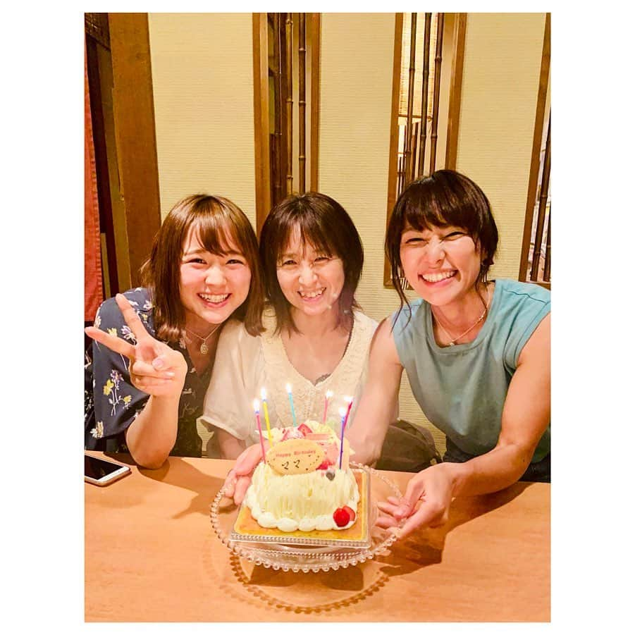 小林由佳さんのインスタグラム写真 - (小林由佳Instagram)「Happy Birth Day MOM!♡🎂✦ฺ 2019.07.31 ・ Even we are getting older, We will celebrate your birth day every year!😘🙌🏻 ・ ・ わたしたちが おばさんになって ママがおばーちゃんになっても ママの誕生日は毎年お祝いするよ!♡👵🏻🎂 ・ ・ #誕生日 #偶然にもケーキの名前が #シャモニー🏔笑 #ジャポネールデビュー🍶 #誕生日早々にアポ伝詐欺テスト実施 #うちの母は引っかかりませんでした☎︎笑 #なのでアポ伝しても無駄です無敵です🙅🏻‍♀️ #こばやシスターズ #三姉妹👩🏻👱🏻‍♀️👧🏻 #いつもなにか昔ながらの語録を語る #文系の母 #夜目遠目笠の内 #今回はコレです☝︎」8月1日 17時59分 - yuca_tan