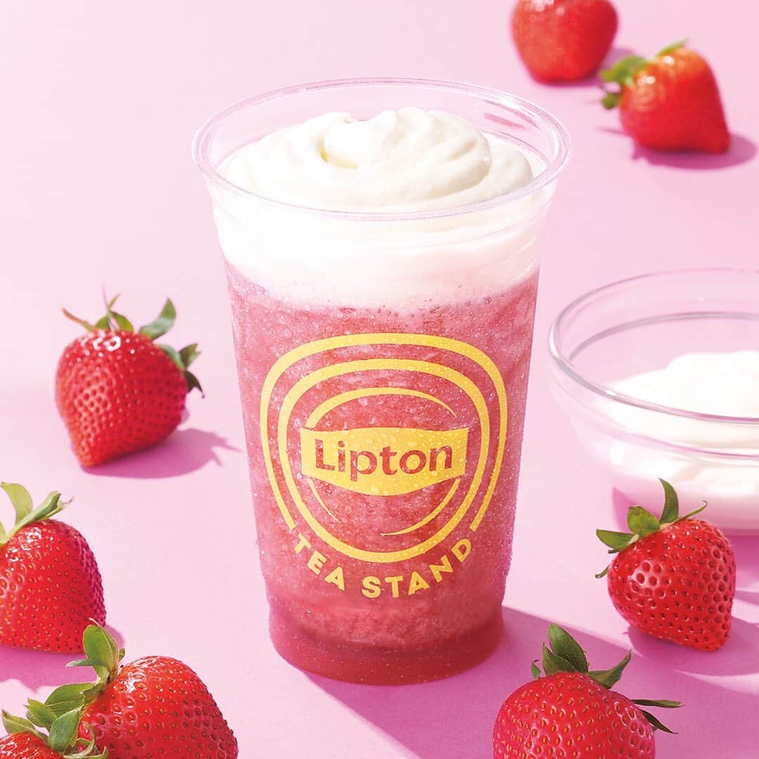 リプトンのインスタグラム：「期間限定！「スムーティーストロベリー」🍓 TEA STAND 名古屋＆博多では、今日8/1（木）から夏らしい新感覚のメニュー「スムーティー」を発売するよ！ アールグレイとストロベリーをシャリシャリのフローズン状に仕上げたスムージーの上に、ちょっぴりソルティなチーズフォームがふんわり♪ チーズとスムージー別々で飲んだり、ミックスしたり、味の変化を楽しめるメニューだよ😊 #リプトン #Lipton #LiptonTeaStand #TeaforLife #スムーティーストロベリー #期間限定 #名古屋 #博多 #リプトンでつながる」