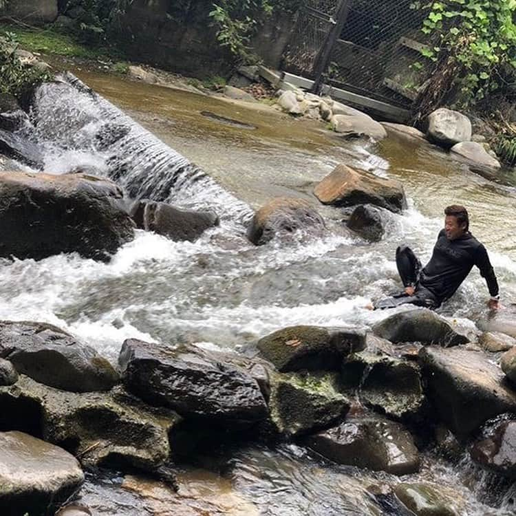 水元秀二郎さんのインスタグラム写真 - (水元秀二郎Instagram)「家族で川へ行き、子供が怪我や事故だけしないように最善の注意をはらい、結局、俺だけコケで滑ってコケました！救急車で搬送され精密検査。手首と肋骨いきましたー（泣） #水元秀二郎#家族#川遊び#コケ#滑る#救急車#搬送#ctスキャン#レントゲン#最悪#激痛」8月1日 18時02分 - gangsta.hidejiro