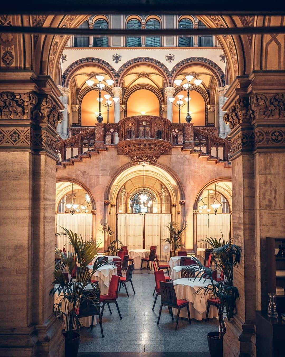 Wien | Viennaさんのインスタグラム写真 - (Wien | ViennaInstagram)「The absolutely impressive Palais Ferstel is located in Herrengasse in Vienna‘s Old City. Originally it functioned as a National Bank and Stock Exchange Building in 1860. Now it houses Café Central - probably the most famous coffee house in Vienna. You should take a look inside this amazing building when visiting Vienna! 👀☕️ by @seplb #ViennaNow」8月1日 18時02分 - viennatouristboard