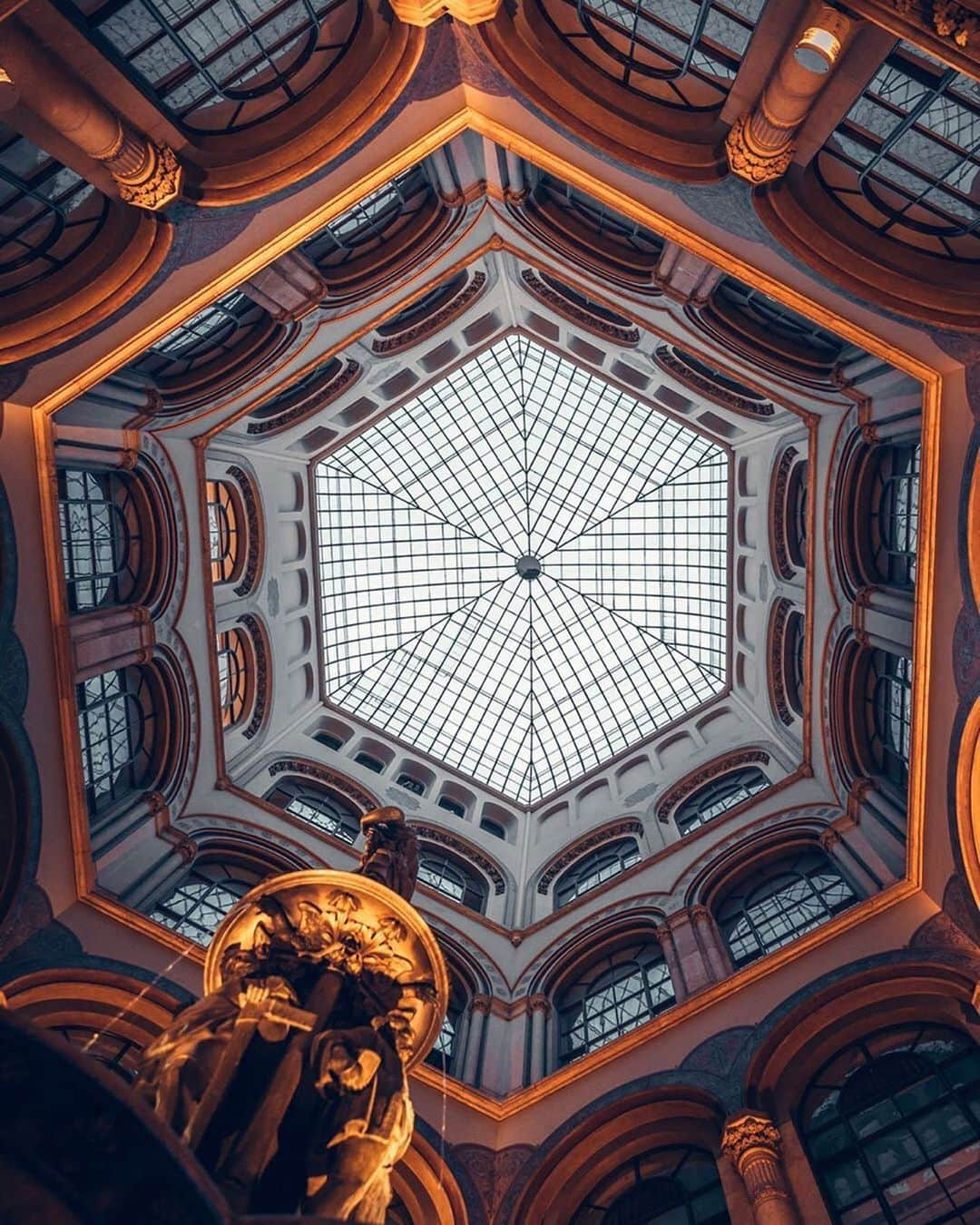 Wien | Viennaさんのインスタグラム写真 - (Wien | ViennaInstagram)「The absolutely impressive Palais Ferstel is located in Herrengasse in Vienna‘s Old City. Originally it functioned as a National Bank and Stock Exchange Building in 1860. Now it houses Café Central - probably the most famous coffee house in Vienna. You should take a look inside this amazing building when visiting Vienna! 👀☕️ by @seplb #ViennaNow」8月1日 18時02分 - viennatouristboard