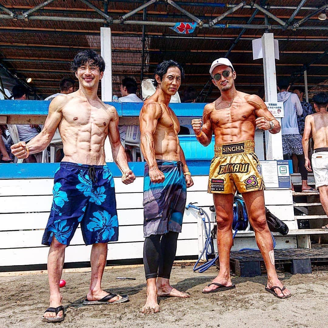 梅野源治のインスタグラム：「@gackt さんたちと海へ🌊🏖️ 豪華なメンバーだったな～  @gogotsukasa922 さんたちと写真♪ #暑かった #夏の思い出 パンツはもちろんムエタイパンツ」