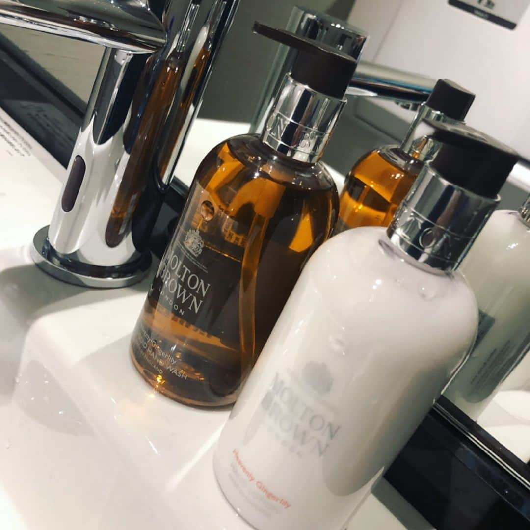 世手子さんのインスタグラム写真 - (世手子Instagram)「Refresh my mood with MOLTONBROWN scent while cleaning(*´ω｀*) It is hot and I can not go outside! At that time cleaning✨ Good comments thanks everybody love( ✌︎'ω')✌︎ @moltonbrown のモルトンブラウン 新フレグランス発表会へ行ってきたょ(#^.^#) @moltonbrownjapan の優雅な香りで癒されたよ(*^ω^*) @moltonbrownmiddleeast のボトルも可愛いっっ #moltonbrown を飾って今日は暑いのでお掃除した( ´ ▽ ` ) #moltonbrownlondon の個人の感性という概念が素敵だったよ(#^.^#) 『Self-expression』で自分だけの香りを楽しめました(*'▽'*) swipeしてみてねー #モルトンブラウン 本国社長 #マークジョンソン 氏 シニアパフューマ― #カーラジャベール 氏も来日してたよ(๑˃̵ᴗ˂̵) 香りに癒されながら #ライト＆イージー の #スチームモップ で #スチームモップ掛け したよ(^-^)v 明日も暑いけどがんばろうね✌︎('ω')✌︎ #コエタス」8月1日 18時03分 - rojide