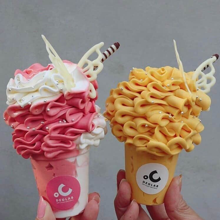 aumoグルメさんのインスタグラム写真 - (aumoグルメInstagram)「. ❤︎🍦エアリーソフトクリーム🍦❤︎ . まるでブーケのようなビジュアル！😳 空気を多く含んだふわっふわなソフトクリームです👏 右側のソフトクリームは「真夏のフレッシュマンゴー」☀️夏季の限定商品です！ . 写真提供 :  @__mayuwooooo__ さん﻿﻿ 素敵なお写真をありがとうございました♡﻿﻿﻿ .﻿﻿ 店名：【Akichi】 ぜひ訪れてみてくださいね。﻿﻿ .﻿﻿ ﻿﻿ あなたが撮影したベストグルメpicに﻿﻿ 「#aumo」を付けて教えて下さいっ☺︎﻿﻿﻿ あなたの投稿が紹介されるかも♪﻿﻿﻿﻿﻿ .﻿﻿ aumoアプリは毎日配信！おでかけや最新グルメなどaumo読者が気になる情報が満載♡﻿﻿ ダウンロードはプロフィールのURLから✔︎﻿﻿﻿ (iPhone&Android版)﻿﻿ . #akichi#アキチ#なんばカフェ#大阪カフェ#大阪グルメ#大阪スイーツ#大阪旅行#大阪散歩#京橋カフェ#京橋グルメ#カフェ部#カフェ巡り#カフェ#カフェ好き#スイーツ部#スイーツ巡り#スイーツ#スイーツ好き#카페스타그램#카페투어#카페추천#카페탐방」8月1日 18時03分 - aumo_gourmet