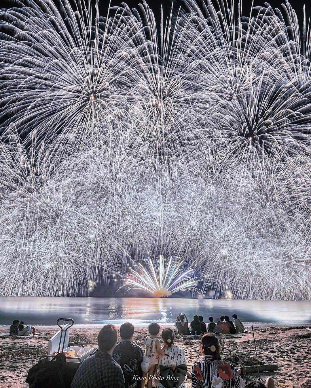 コサさんのインスタグラム写真 - (コサInstagram)「フィナーレが近づき大きな玉がドンドン上に打ち上がるので、慌てて横から縦にカメラをセット👍 その瞬間に扇形にワイドに打ち上がる😇 えっ　縦に変えたのに…😭 まぁ 結果的に画面いっぱいに花火で埋まりました🙆‍♂️ . Location:三重県 Mie / Japan Data:2019.7/28 . #花火のセカイ2019 #apj_僕らの夏休み2019 #fireworks_jpn #team_jp_夏色2019  #sorakataphoto #light_nikon #LBJ_VIP #japan_of_insta #IGersJP #bestphoto_japan #photo_shorttrip #japantravelphoto #jalan_travel #LBJ_火 #raw_japan #onestorytraveller #best_of_japan2109 #longexpoelite #wms_longexpo #beautifuldestinations #japan_night_view_member #TandDフォトコンテスト2019 #discover #jgrv_member #longexposure_japan #nipponpic_member #広がり同盟メンバー #visitmie #visit_tokai #colore_de_saison」8月1日 18時04分 - kosa_photo