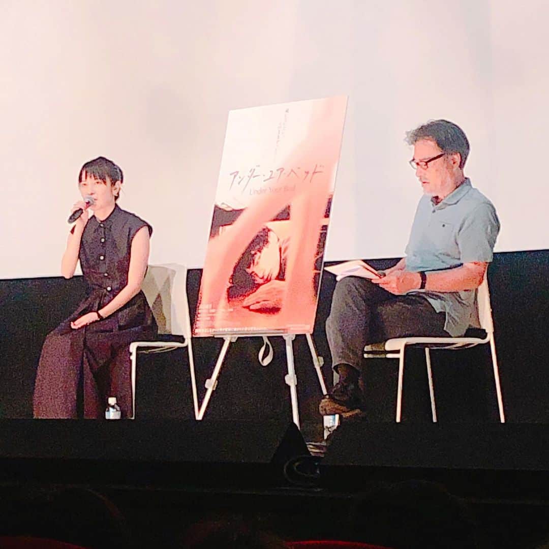 柳下毅一郎のインスタグラム：「『アンダー・ユア・ベッド』終映後、安里監督と黒沢清監督の師弟トーク。安里監督が「20年前に映画美学校の一期生として入って…」と言うのを聞いておお…となってしまった。映画は面白かったです。」