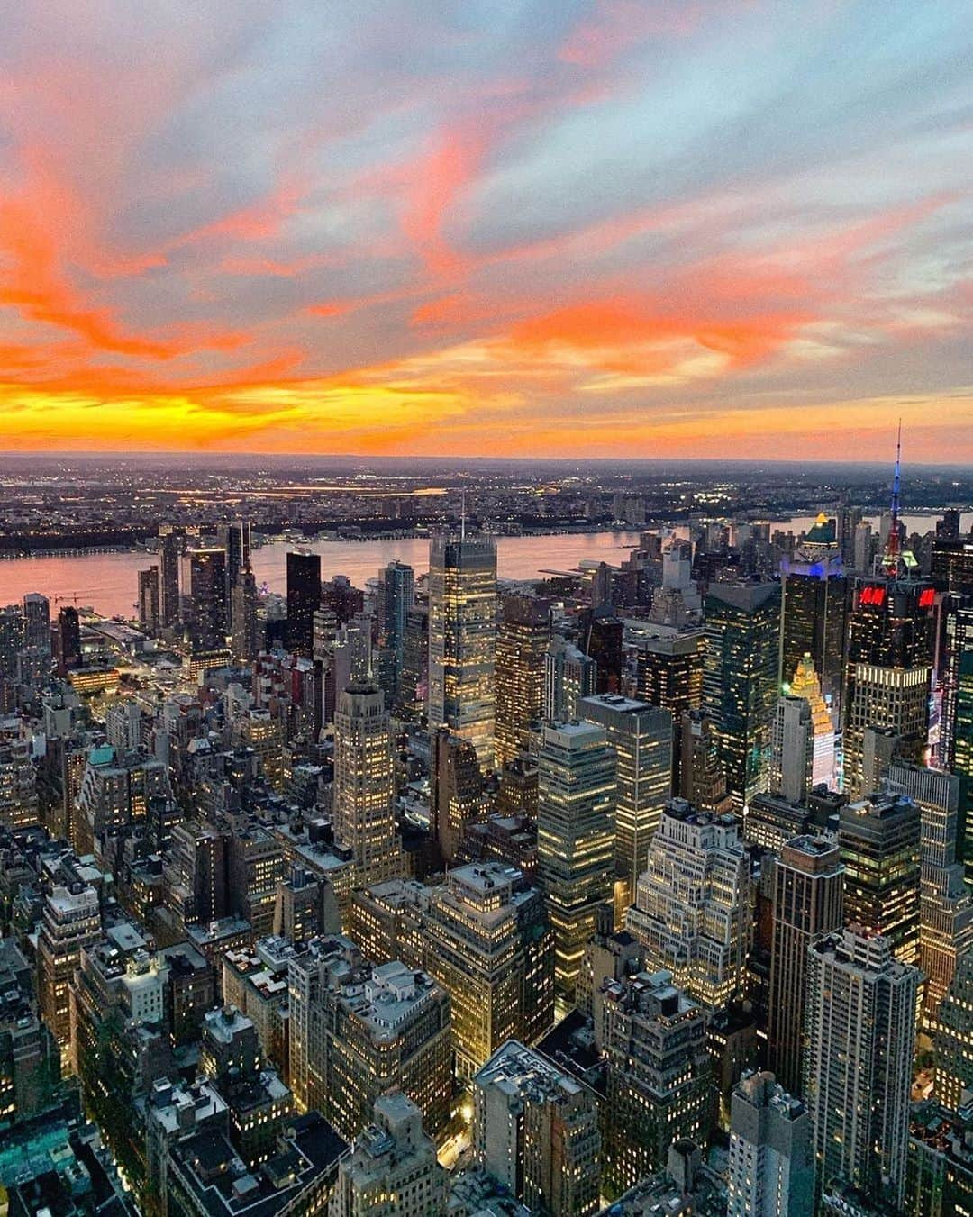 Empire State Buildingさんのインスタグラム写真 - (Empire State BuildingInstagram)「There’s an unmistakable energy in these city streets 🔥 📷: @fedi_tripi #EmpireStateBuilding」8月1日 23時30分 - empirestatebldg