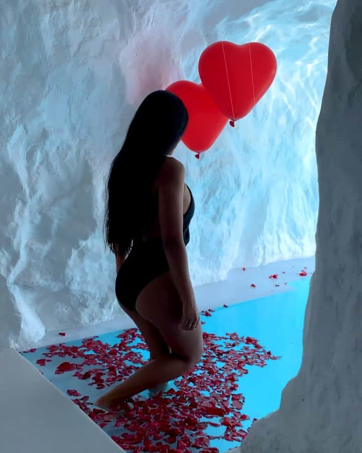 bestvacationsのインスタグラム：「Who’d be in your cave?! This is a hotel room @cavotagoomykonos 🎈 . In Mykonos, Greece you will find one of our favourite hotels in the world! This is their Cave Pool Suite where you can enjoy all the privacy in the world while having a swim and looking out at the epic ocean view! . We love it here so much and highly recommend it! 🎥 @jeremyaustiin @missangievilla #BestVacations」