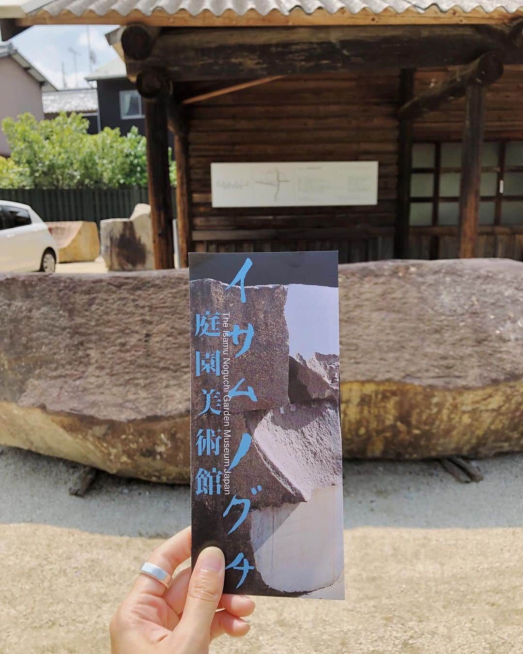 松本瞳のインスタグラム：「. 誕生日メッセージありがとうございます🥺🧡そして、まだまだ香川の投稿続きます。 . 📍イサム・ノグチ庭園美術館 作品は撮影禁止なので、集合場所の事務所の前で。 ゆっくりした時間が流れててステキな場所でした🌳 . #高松 #イサムノグチ庭園美術館」