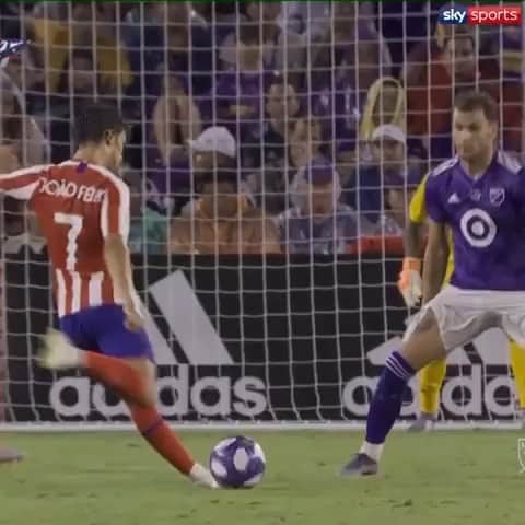 F2Freestylersのインスタグラム：「😱🚀 @joaofelix79 just out here producing knuckleballs 💥😄 A future Ballon d’Or winner 🏆 @mls @skysports #MLSAllStar #JoaoFelix #AtleticoMadrid」
