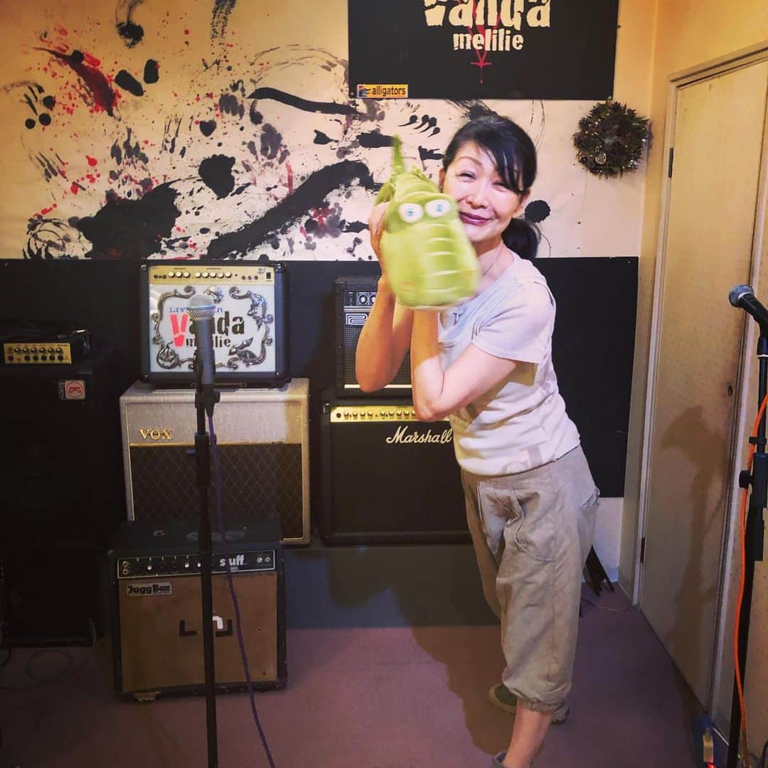 山川のりをのインスタグラム：「今夜は奈良のバンダメリリにてギターパンダライブです。19時/19時30分、2500円+Dです。今日から関西シリーズ1週間。お近くの方々会いにきてアイニージュー！」
