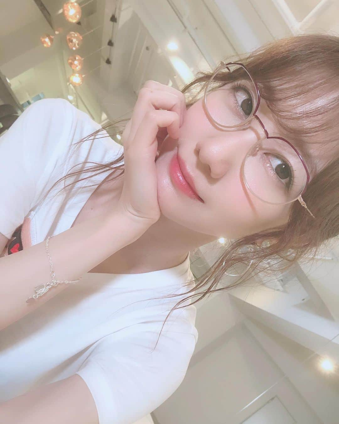 柏木由紀さんのインスタグラム写真 - (柏木由紀Instagram)「. 眼鏡女子👓 自分に似合う眼鏡に出会うのって なかなか難しい...🤔 ここの眼鏡はとってもフィットして お気に入り🐰💗 よく見るとフレームの上半分が紫に なっているのです。なんておしゃれ！ . @resee.official」8月1日 18時15分 - yukikashiwagi_official