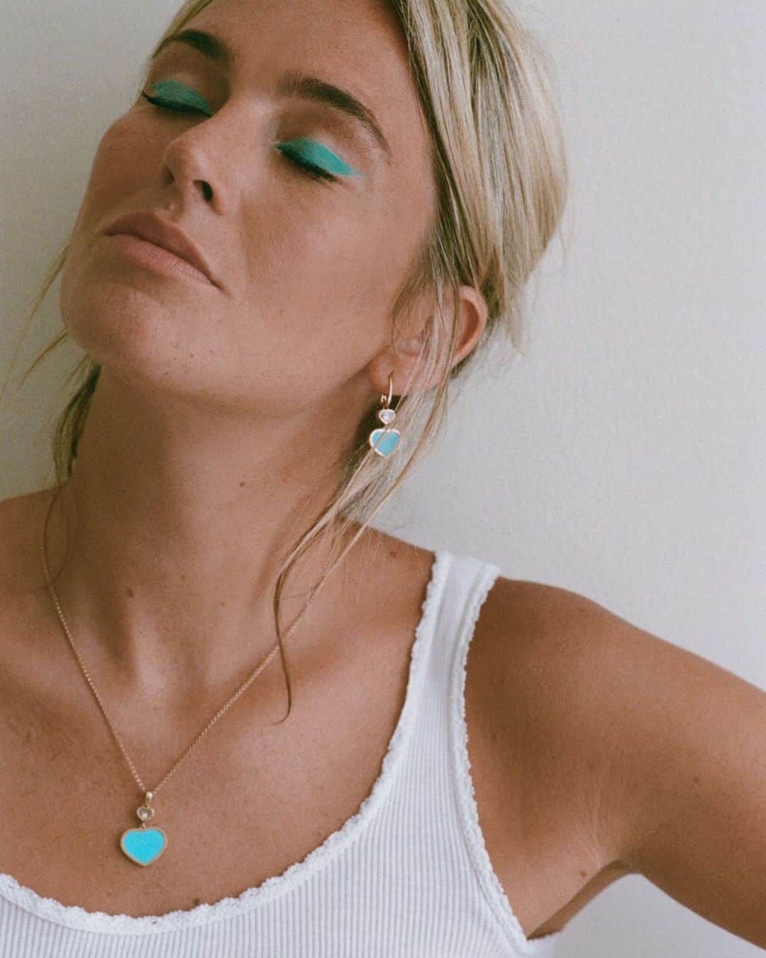 Camille Charriereさんのインスタグラム写真 - (Camille CharriereInstagram)「Holiday blues @chopard #chopardhappyhearts #partner  Ph. @morganelay Beauty. @chykapuka」8月1日 18時15分 - camillecharriere